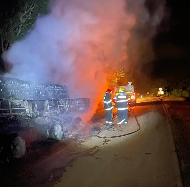 bombeiro 1 Bombeiros de São Lourenço combatem incêndio em carreta