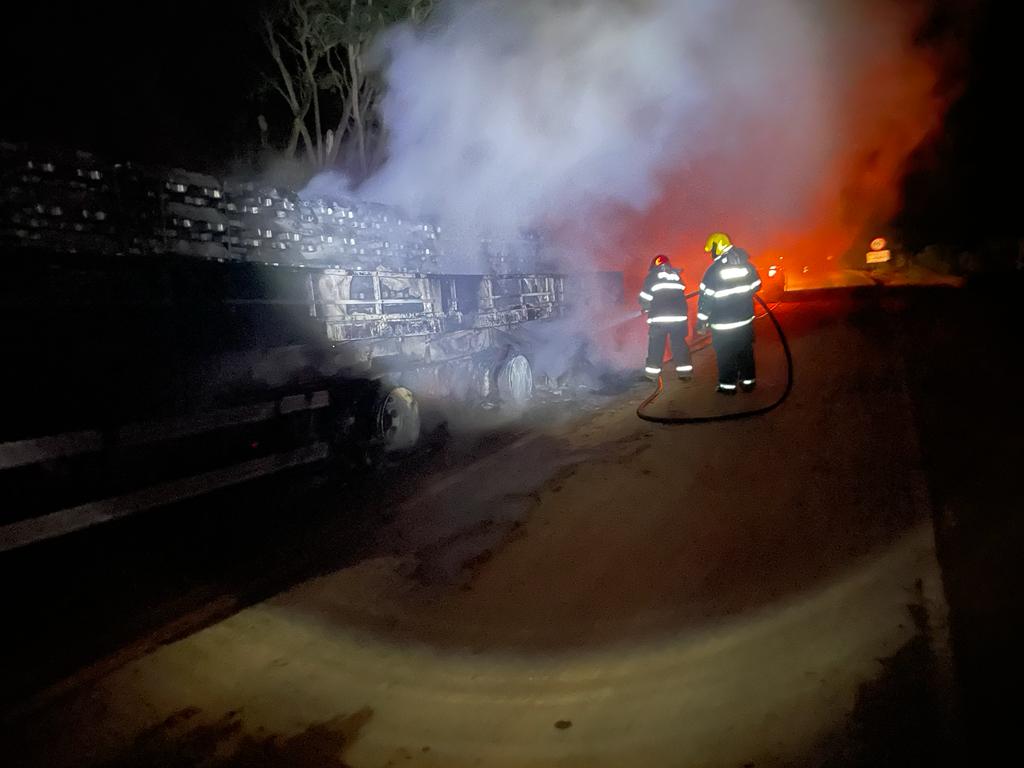 bombeiro Bombeiros de São Lourenço combatem incêndio em carreta