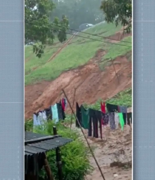 deslizamento Casas serão desocupadas em Passa Quatro após deslizamento de terras