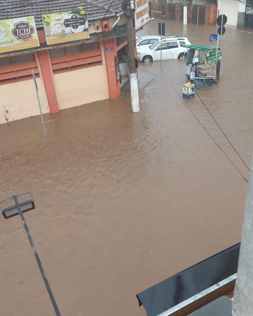 mercado Temporal derruba diversas árvores, alaga ruas e causa muito transtorno em São Lourenço