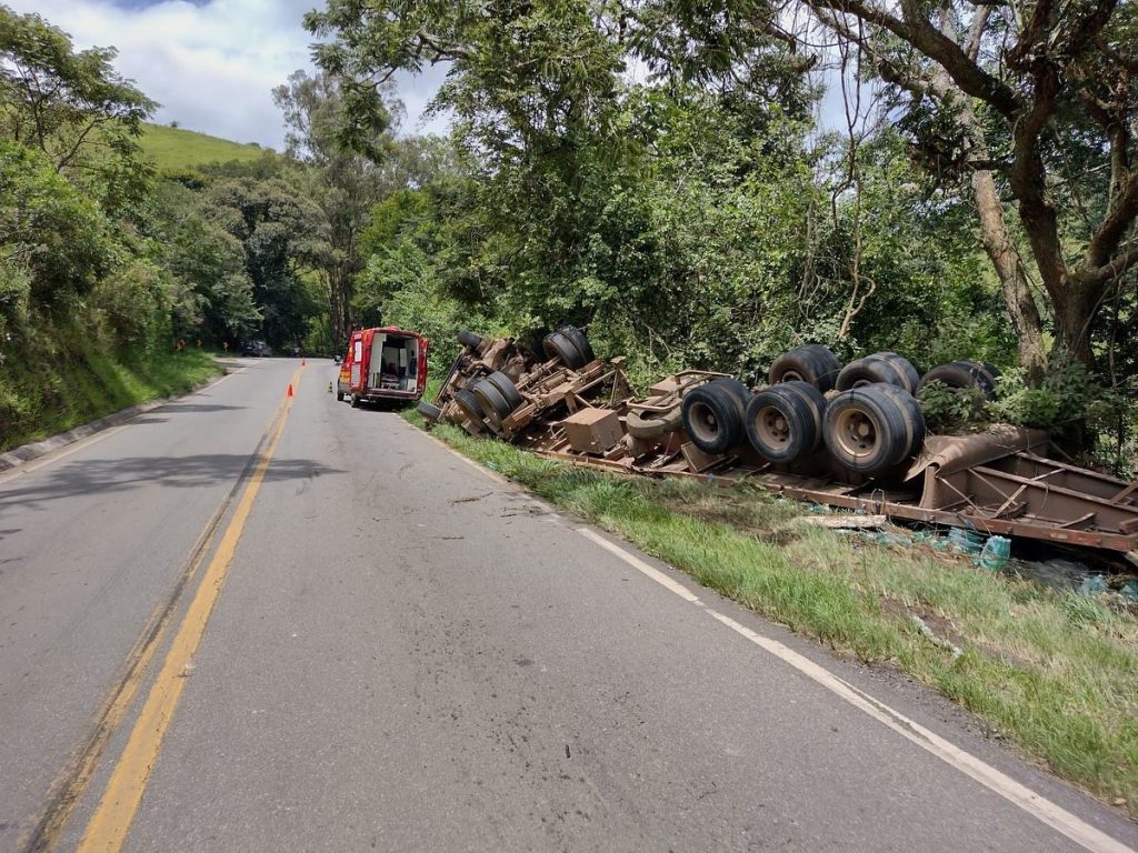 carreta capota Carreta capota em Pouso Alto