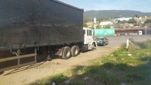 carreta PRF apreende carga de 46 mil latas de cerveja em carreta adulterada na Fernão Dias