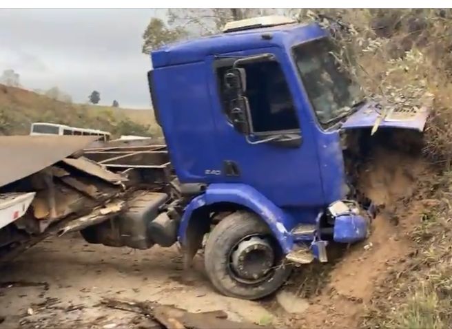 carreta chope Acidente com carreta interdita trânsito em Soledade de Minas