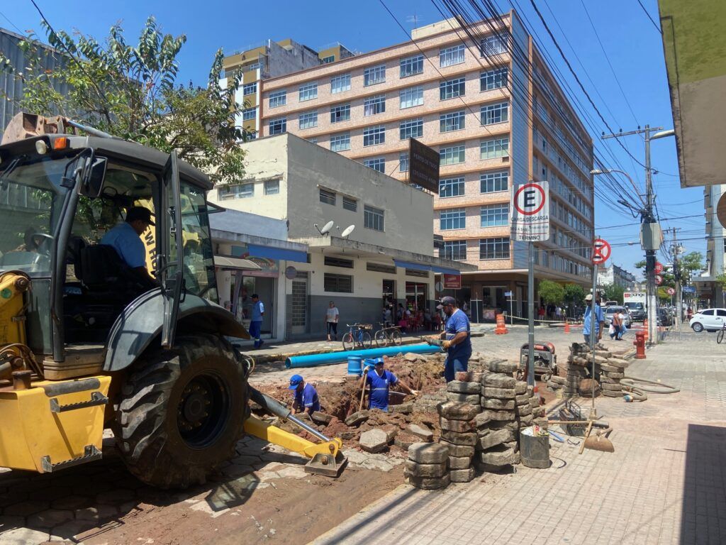 adutor 2 Rompimento de adutora alaga rua no centro de São Lourenço