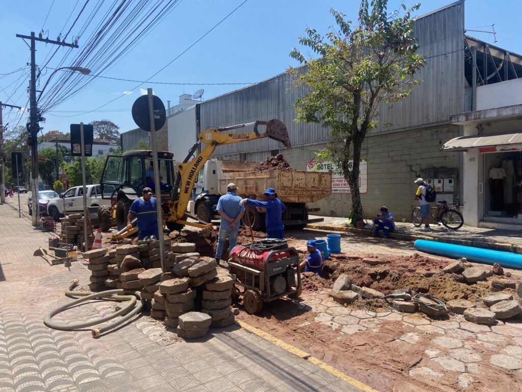 adutora Rompimento de adutora alaga rua no centro de São Lourenço