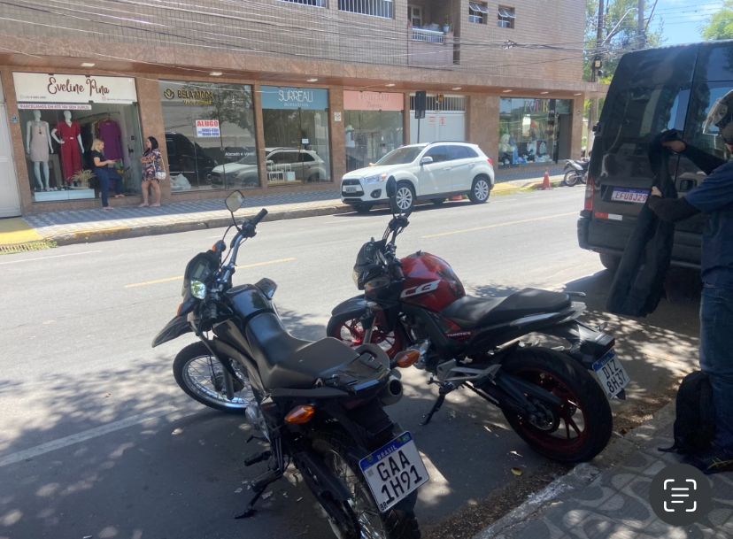 motos Motos estacionam em vagas de veículos, apesar da proibição