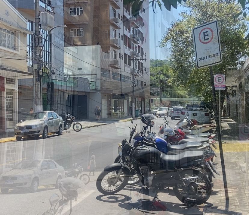 motos 2 Motos estacionam em vagas de veículos, apesar da proibição