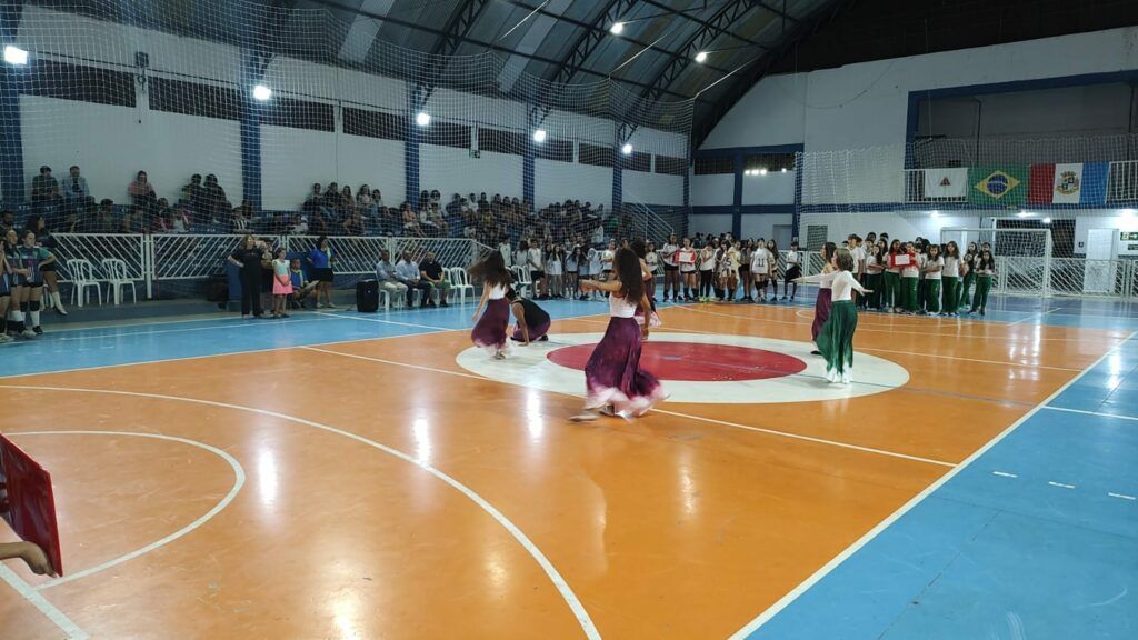 vitrine copa voley Começou 1a Copa Escolar de Voleibol em São Lourenço