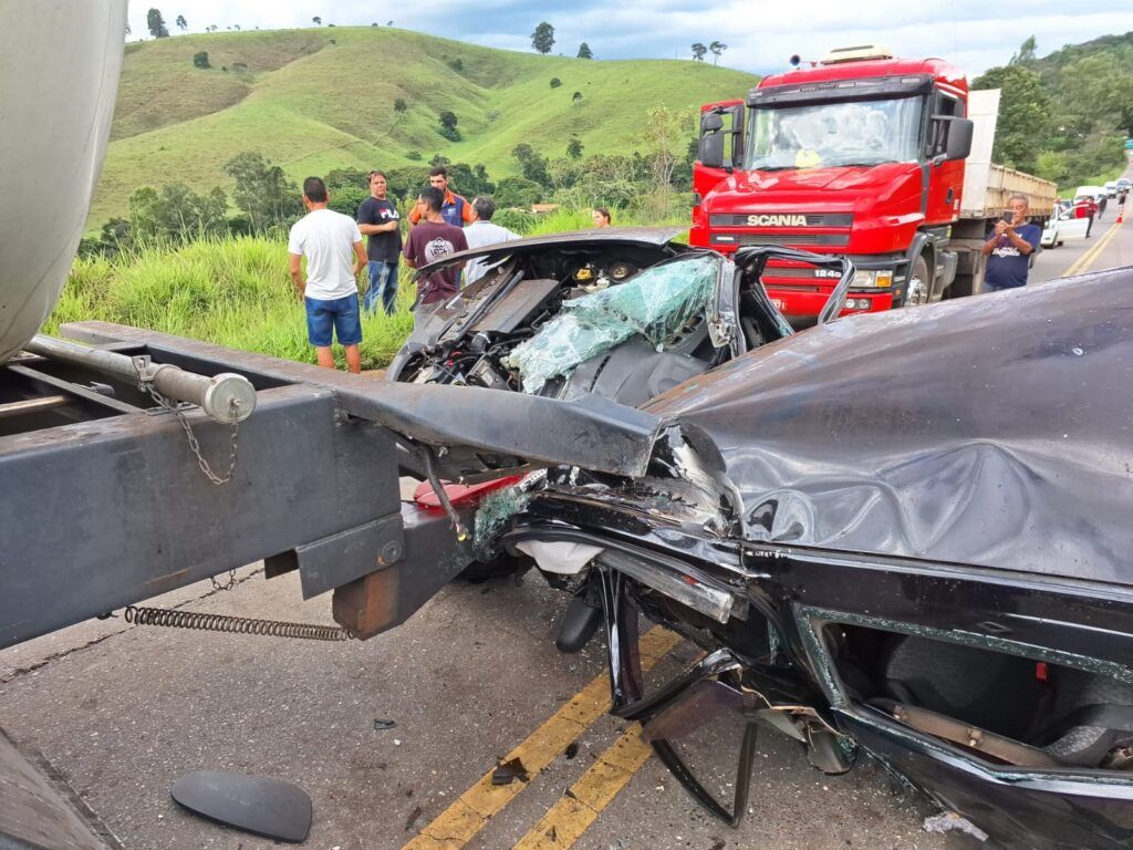 1f434e8f 82b9 461e 92d4 6d48787518ab 1 Acidente entre carro e caminhão em Pouso Alto deixa feridos
