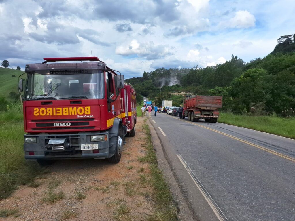 3afb3f27 dee2 43a4 a949 95052af2e0fa Acidente entre carro e caminhão em Pouso Alto deixa feridos