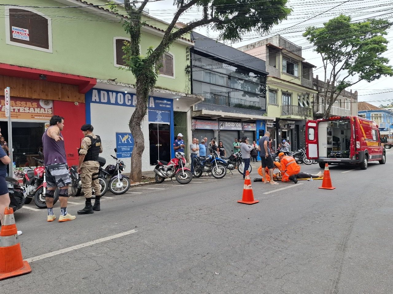 Moto e carro batem no centro de São Lourenço 2 9cc5deba c1b7 41b7 9841 ac6e8af457a4 Moto e carro batem no centro de São Lourenço
