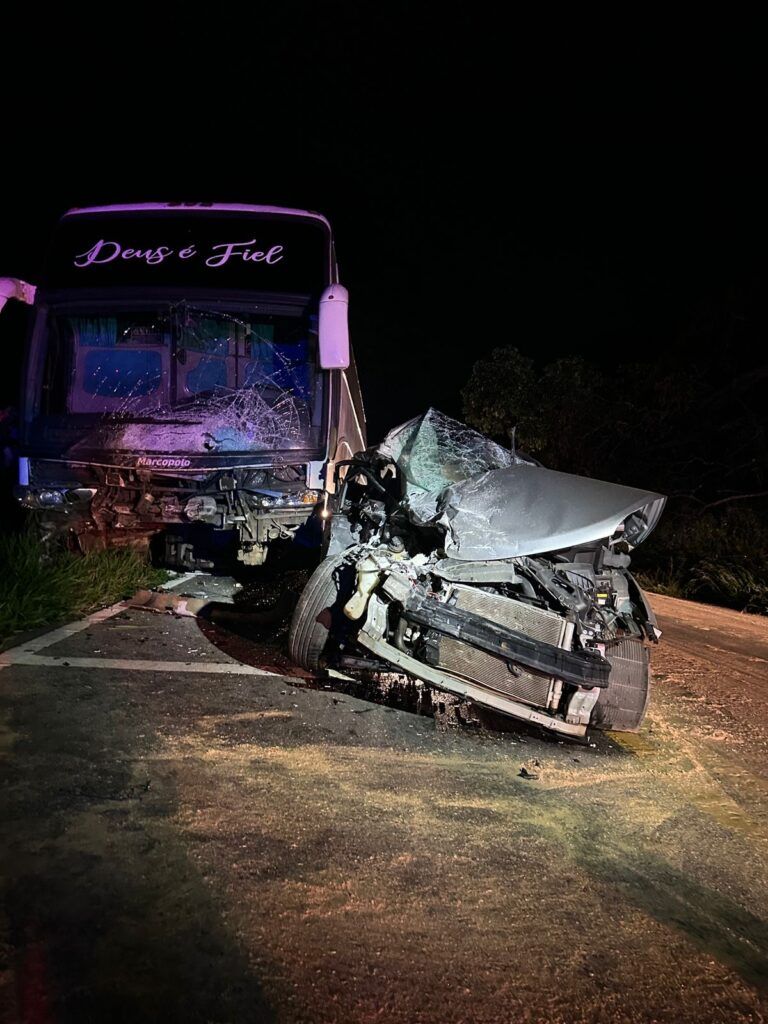 Carro bate de frente com ônibus e deixa 1 morto 1 43706a9e 5b7b 468b 91aa b3038faae81e Carro bate de frente com ônibus e deixa 1 morto