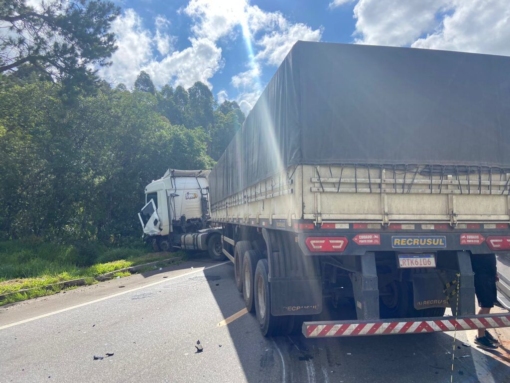 Homem morre depois de bater carro de frente com caminhão na BR-267 em Baependi, MG 1 48c0f8d6 51ea 41d6 b51b 28ef5accb8c4 Homem morre depois de bater carro de frente com caminhão na BR-267 em Baependi, MG