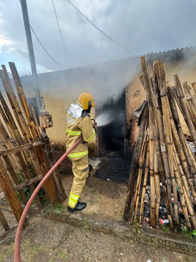 Casa pega fogo no bairro Nossa Senhora de Lourdes em São Lourenço 1 8508639a 4f44 4eba 8e0b 578d55d2d661 Casa pega fogo no bairro Nossa Senhora de Lourdes em São Lourenço