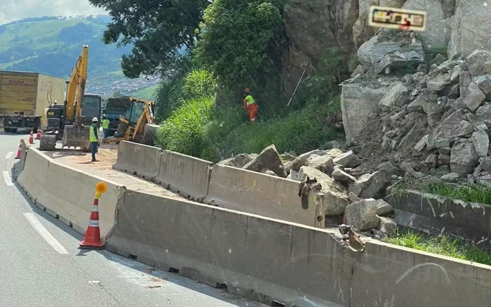 Pista da Fernão Dias é interditada após deslizamento de rochas próximo a Camanducaia, MG 1 IMG 1355 Pista da Fernão Dias é interditada após deslizamento de rochas próximo a Camanducaia, MG