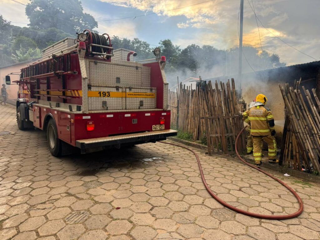 Casa pega fogo no bairro Nossa Senhora de Lourdes em São Lourenço 2 b7d63695 8f0f 4b02 911d d46f86533231 Casa pega fogo no bairro Nossa Senhora de Lourdes em São Lourenço