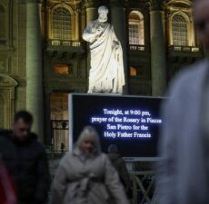 WhatsApp Image 2025 02 24 at 19.41.02 Fiéis se reúnem em oração pelo Papa Francisco na praça São Pedro