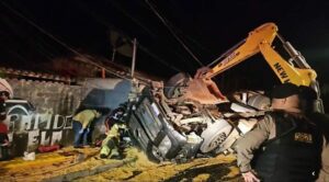 Imagem do WhatsApp de 2025 05 15 as 07.37.32 1e2350a7 Caminhão carregado de milho capota na br-460 em Carmo de Minas: motorista fica preso às ferragens.