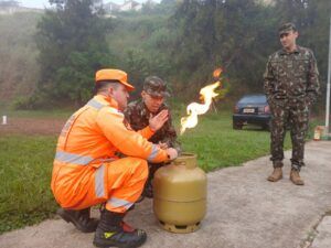 Imagem do WhatsApp de 2025 05 18 as 21.27.39 e4511716 Treinamento de fogo e cidadania: bombeiros capacitam tiro de guerra de São Lourenço em combate a incêndios