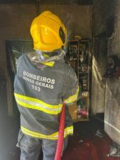 WhatsApp Image 2025 09 05 at 09.16.25 Corpo de Bombeiros controla incêndio em residência em São Lourenço