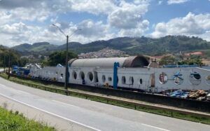 WhatsApp Image 2025 10 14 at 16.14.29 Após 24 horas de interdição, Fernão Dias é liberada. Carreta gigante só deve deixar Sul de Minas no dia 20 de outubro