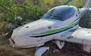 Avião de pequeno porte cai durante tentativa de decolagem em São Lourenço; casal sai ileso 2 WhatsApp Image 2025 10 29 at 10.08.53 Avião de pequeno porte cai durante tentativa de decolagem em São Lourenço; casal sai ileso