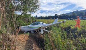 Avião de pequeno porte cai durante tentativa de decolagem em São Lourenço; casal sai ileso 1 WhatsApp Image 2025 10 29 at 10.09.10 Avião de pequeno porte cai durante tentativa de decolagem em São Lourenço; casal sai ileso