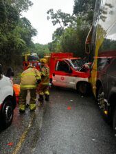 Acidente entre caminhonete com carga de gás e ônibus de turismo mobiliza equipes de resgate em Pouso Alto 2 WhatsApp Image 2026 01 30 at 18.29.29 Acidente entre caminhonete com carga de gás e ônibus de turismo mobiliza equipes de resgate em Pouso Alto
