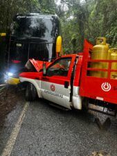 WhatsApp Image 2026 01 30 at 18.29.31 Acidente entre caminhonete com carga de gás e ônibus de turismo mobiliza equipes de resgate em Pouso Alto