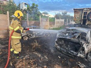 WhatsApp Image 2026 05 03 at 18.13.54 1 Incêndio atinge veículos em estacionamento e mobiliza bombeiros em Caxambu