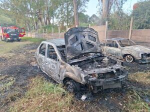 WhatsApp Image 2026 05 03 at 18.13.54 Incêndio atinge veículos em estacionamento e mobiliza bombeiros em Caxambu