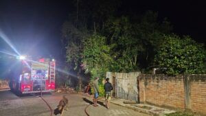 WhatsApp Image 2026 05 06 at 06.08.43 Bombeiros controlam incêndio em residência na madrugada em Passa Quatro