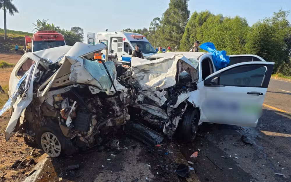 acidente paraguacu Acidente entre dois carros deixa três mortos e duas pessoas feridas em Paraguaçu