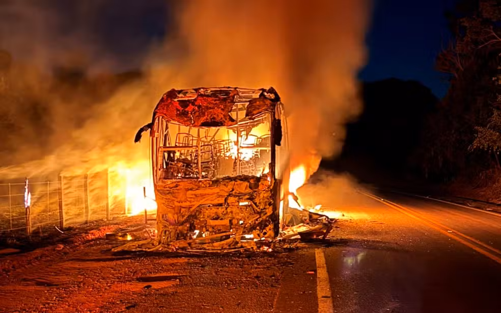 incendio onibus Incêndio destrói ônibus horas após acidente que matou homem e cavalo na BR-265, em Nepomuceno-MG