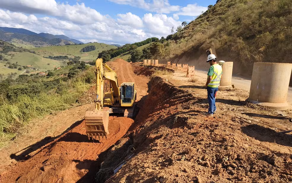 obra mgc383 itajuba maria da fe divulgacao der mg Obra de contenção provoca interdição total da rodovia entre Itajubá e Maria da Fé