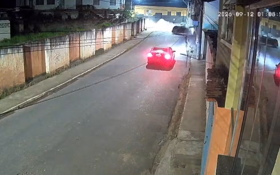 acidente Veículo Desgovernado Invade Residência e Destrói Parede no Bairro Jardim Glória