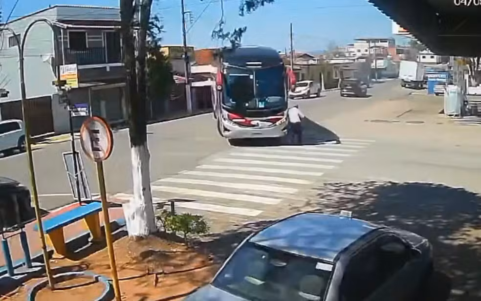 atropela Ônibus atropela idoso em Conceição do Rio Verde