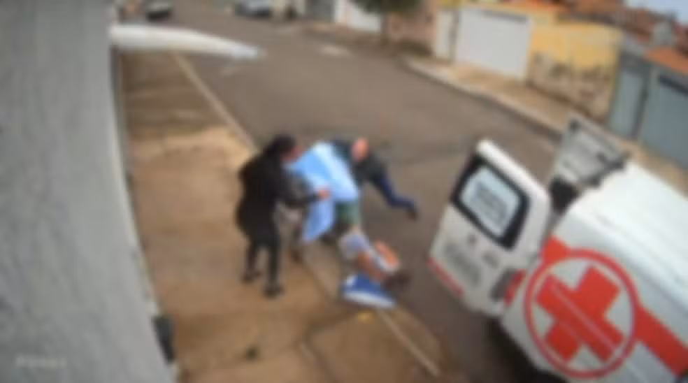 cai maca 2 Paciente cai de maca ao ser levada para ambulância em São Sebastião do Paraíso