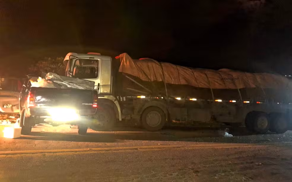 kkkk Homem morre após colisão entre caminhonete e caminhão na MGC-267, em Campanha