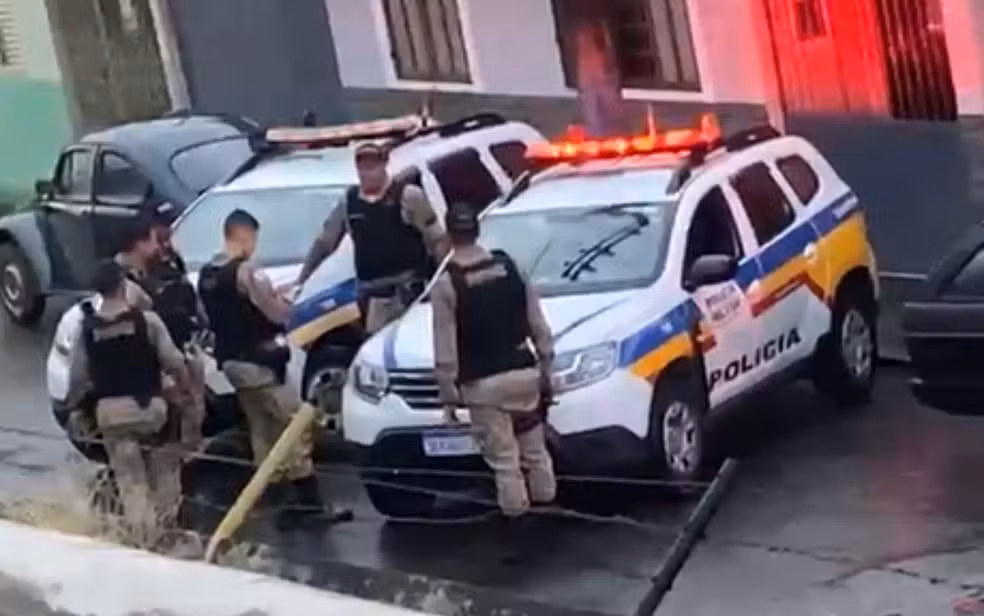 saogoncalo Dois homens são presos após fuga de abordagem policial que terminou em acidente em São Gonçalo do Sapucaí